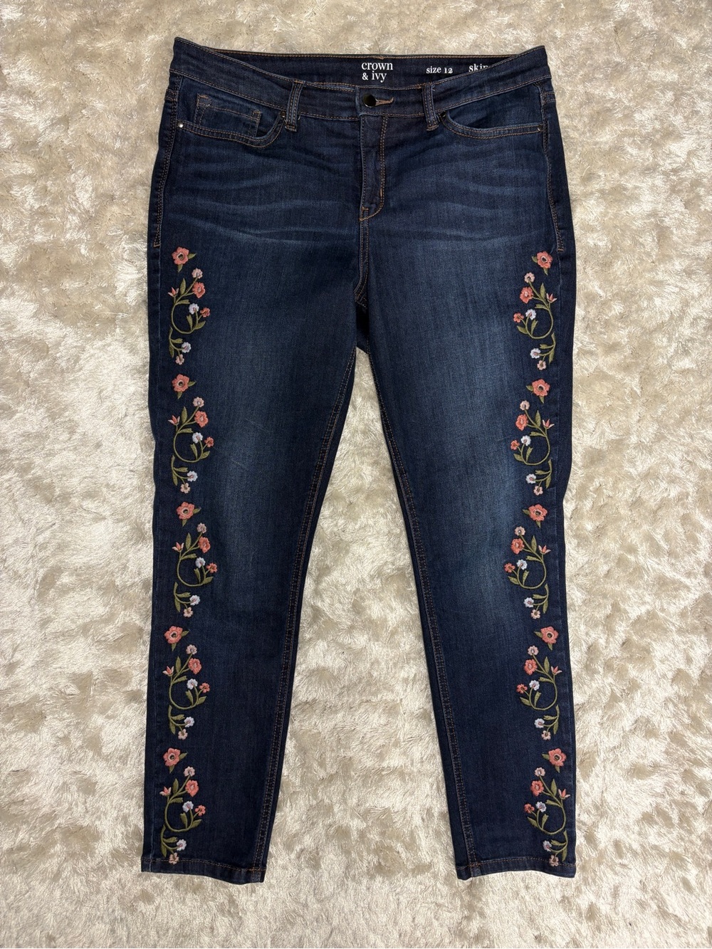 Crown & Ivy Dark Wash Skinny Jeans with Pink Floral Embroidery comfort Stretch